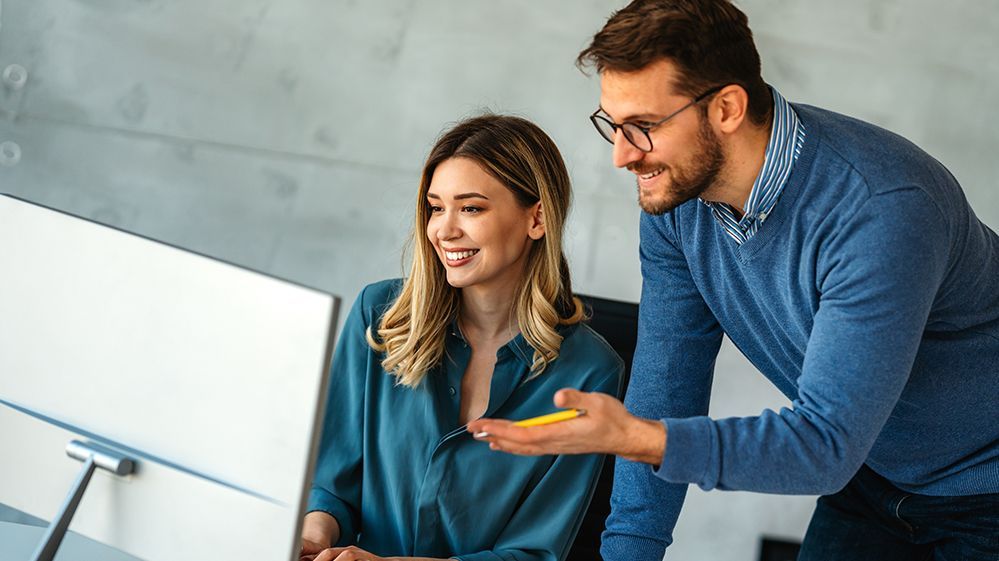 Geschäftsleute, die während einer Sitzung in einem modernen Büro über Tabellen diskutieren