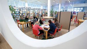 Bibliothek durch ein Fenster fotografiert