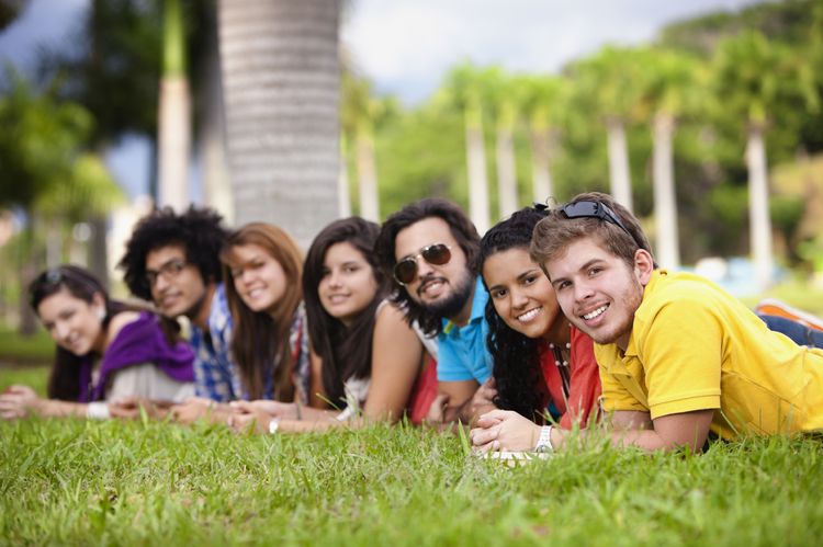 Interkulturelle Studierende auf einer Wiese