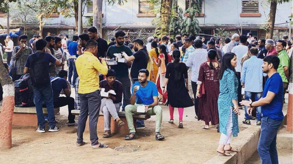 Eine große Menschenmenge auf dem Gelände des Tata Institute of Social Sciences.