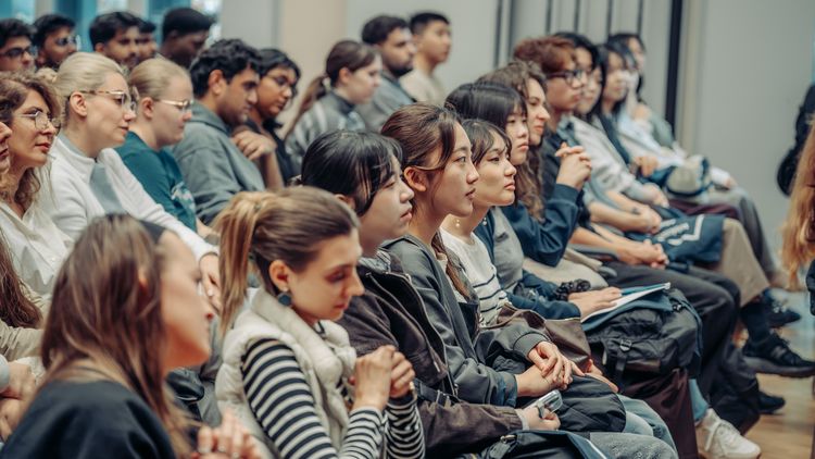 Eine Reihe sitzender internationaler Studierender, die während der Begrüßungsveranstaltung an der Universität Oldenburg aufmerksam zuhören.