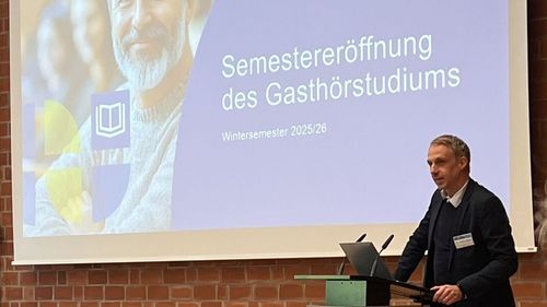 Dr. Joachim Stöter, Leiter des Bereichs Offene Hochschule am C3L, begrüßt die Gasthörenden und Interessierten.  