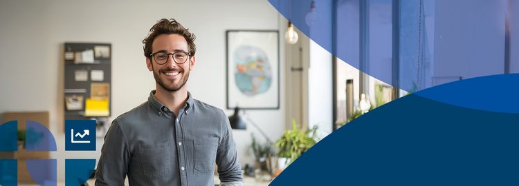 Junger Mann auf hellem Hintergrund mit verschiedenen Icons zum Thema Studium und Weiterbildung. Auf dem Bild steht die Überschrift „Studieren oder weiterbilden!“.