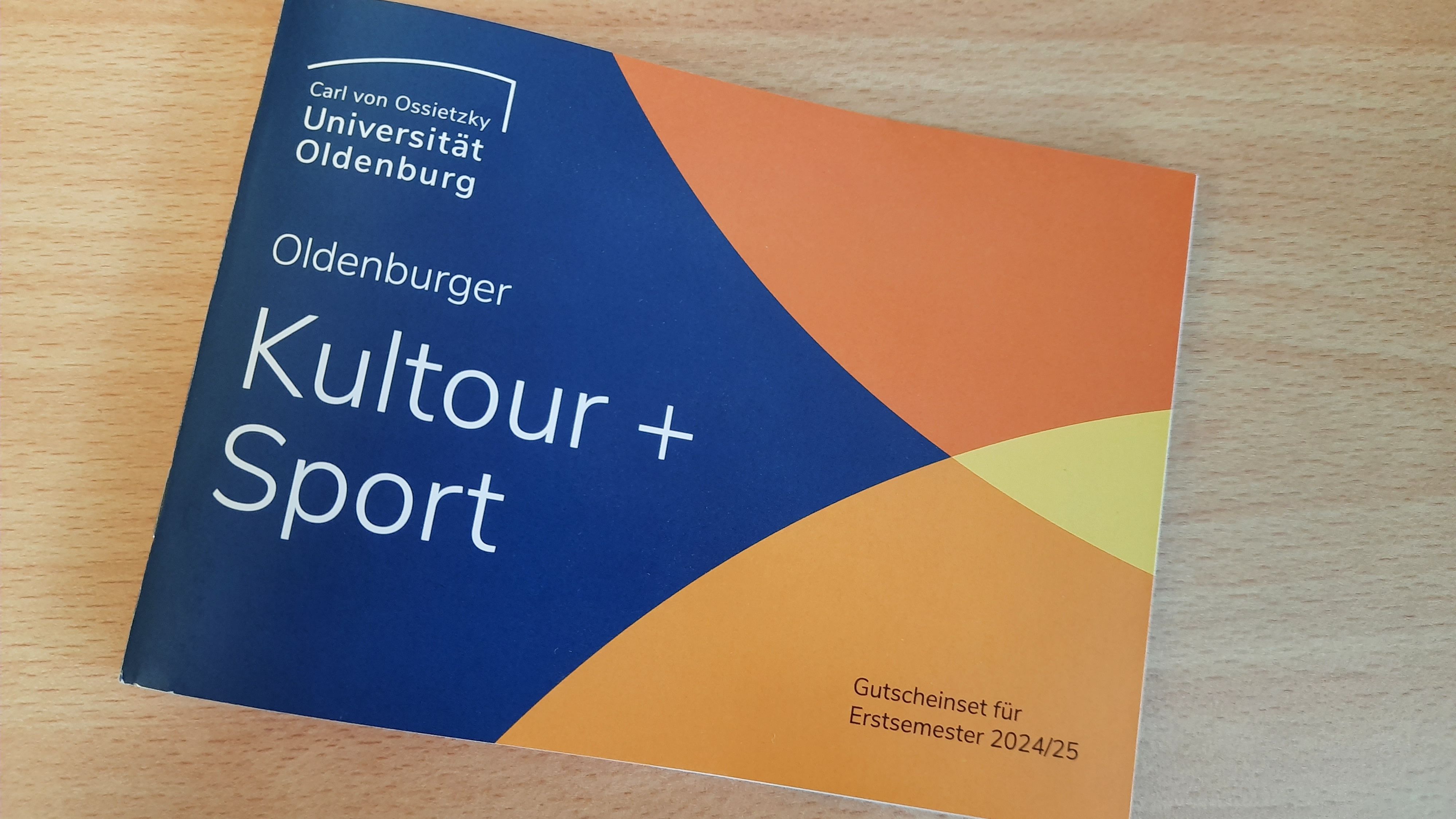 Das Bild zeigt das Gutscheinset "Kultour + Sport" der Uni Oldenburg.