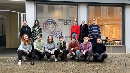 Gruppenbild vor dem Ausstellungsraum in der Oldenburger Innenstadt.