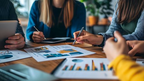 Brainstorming, Treffen und Planung mit einer Geschäftsfrau, die im Sitzungssaal des Büros zu den Mitarbeitern spricht.