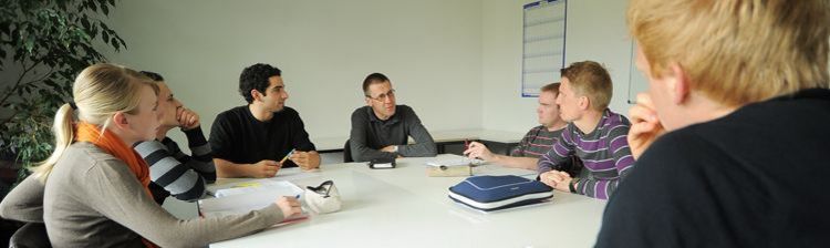 Studierende mit Professor