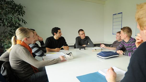 Studierende mit Professor