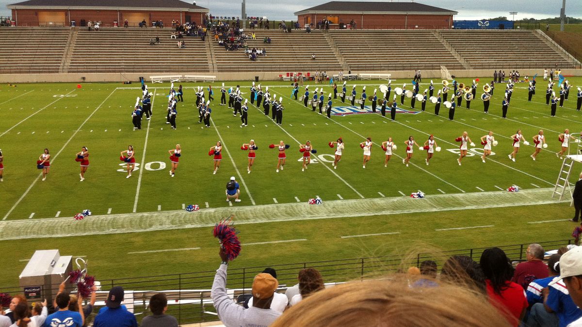 Cheerleader und Marching Band der University of West Georgia 