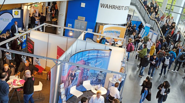 Messestände mit Studierenden