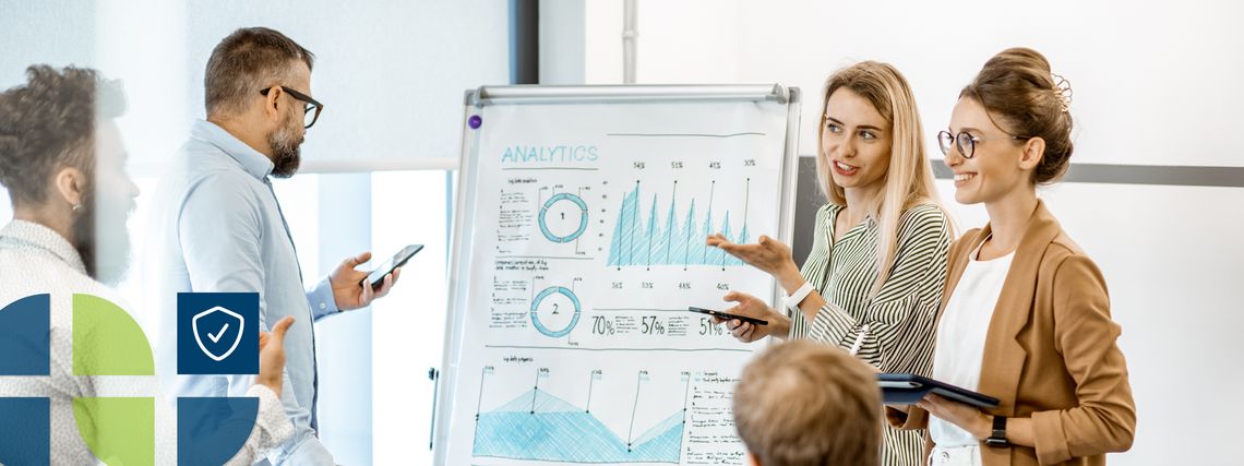 Im Vordergrund befinden sich verschiedenen Icons zum Thema Studium und Weiterbildung. Auf dem Bild steht die Überschrift „Jetzt. Berufsbegleitend. Weiterbilden.“.