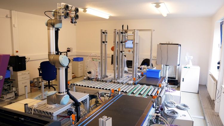 View into the laboratory: The model factory includes a robot arm, two conveyor belts and other superstructures.