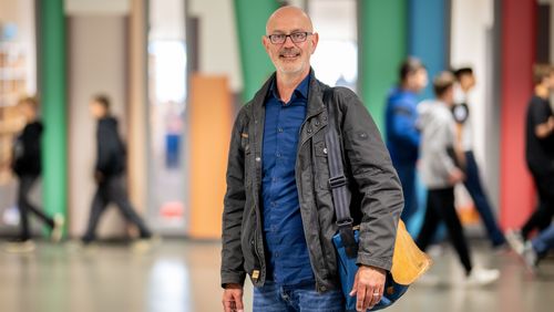 Der Oldenburger Erziehungswissenschaftler Prof. Dr. Till-Sebastian Idel in einem Oldenburger Schulfoyer mit Schüler*innen im Hintergrund.