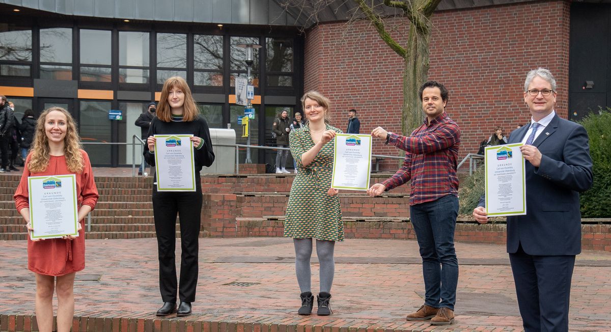 Holding up the award from left to right: Johanna Zier, Helena Post and Johanna Belz from AStA, Christian Jorge Vinz from Studentenwerk Oldenburg and University Vice President Jörg Stahlmann.