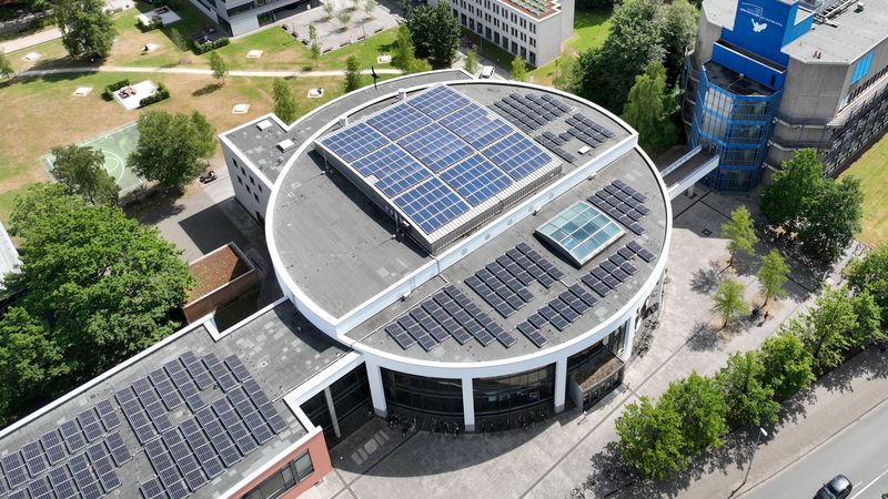 Gebäude auf dem Campus der Universität Oldenburg mit Photovoltaikanlagen