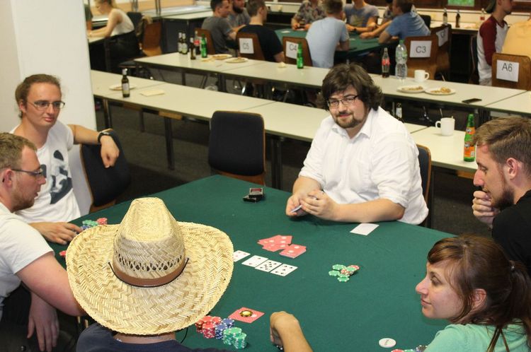 Dealer am Pokertisch