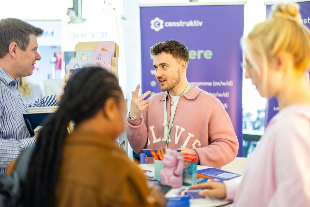 Unternehmensvertreter im Gespräch