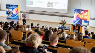 Blick von oben in den Hörsaal, der gefüllt ist mit den Teilnehmende der LeLa-Jahrestagung