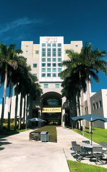 FIU Eingang mit Plamen am Rand 