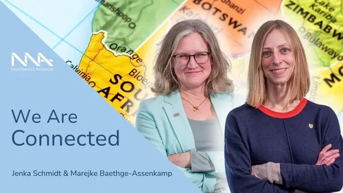 Jenka Schmidt und Marejke Baethge-Assenkamp stehen nebeneinander, im Hintergrund ein Kartenausschnitt des südlichen Afrikas