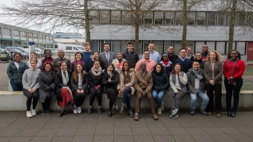 Auf dem Foto sind 25 UNILEAD-Absolventen und Absolventinnen zu sehen.