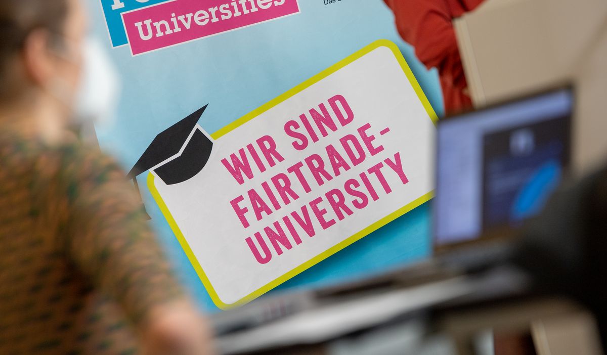 Poster mit Schriftzug: Wir sind Fairtradeuniversity