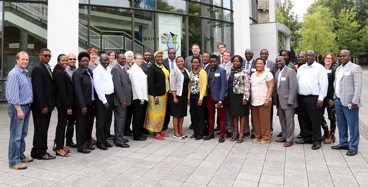 Participants of the CERM-ESA workshop (2017) pose for a group photo in front of the lecture hall building of the University of Oldenburg.