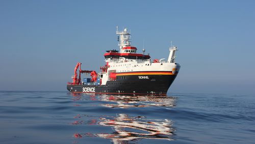 Photo of the research vessel Sonne in glassy seas.
