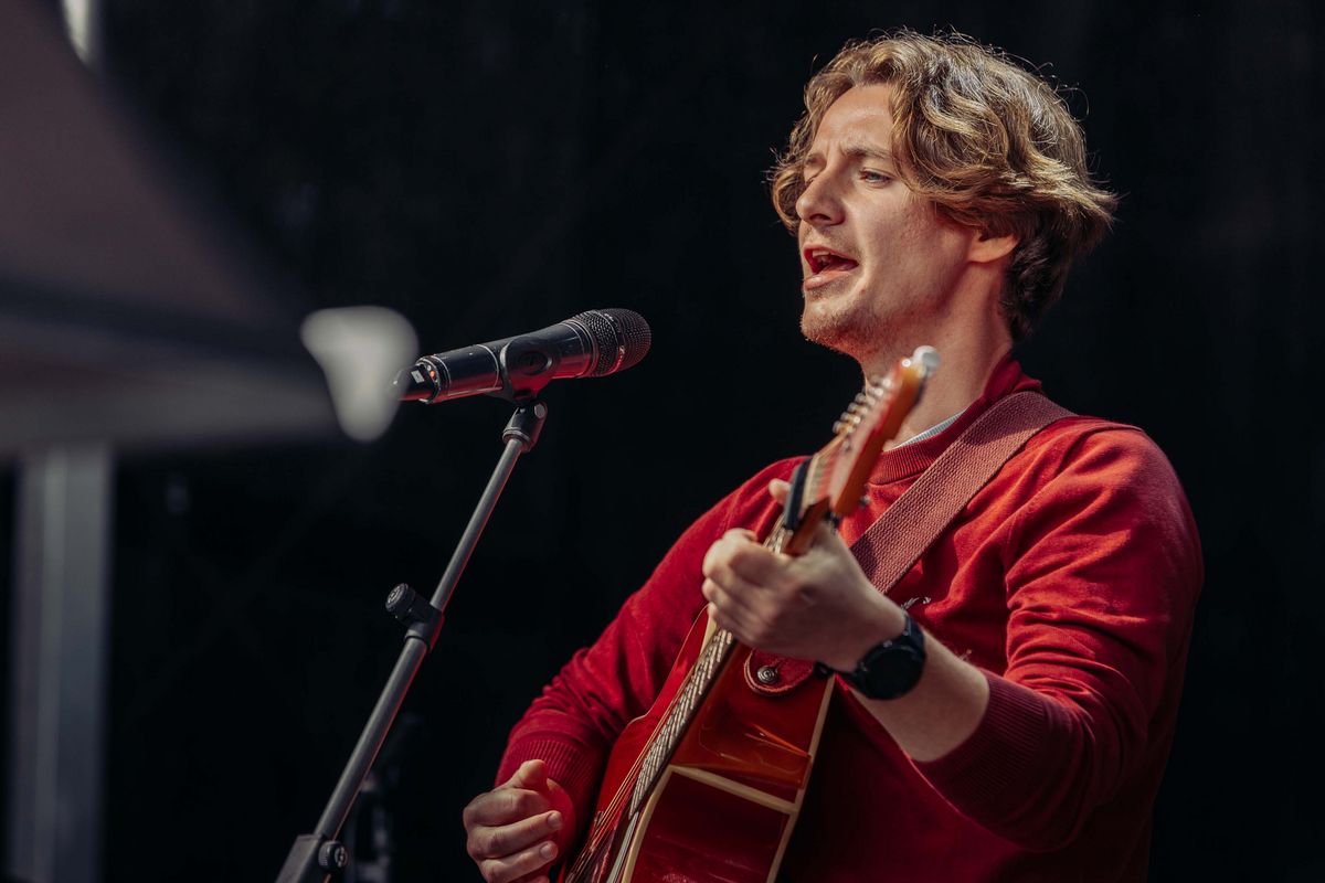 Charles Good singt auf der Bühne.