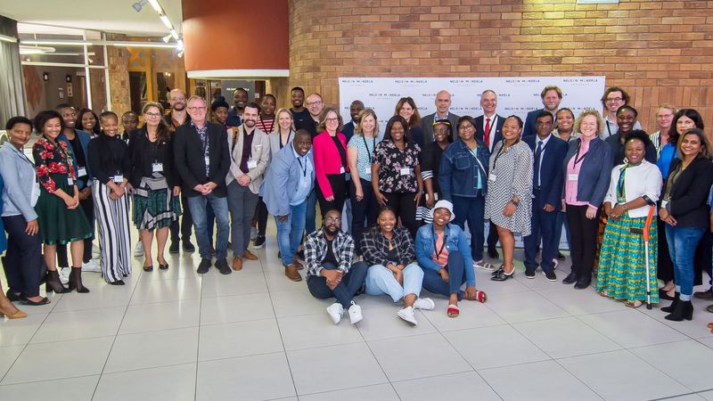 Gruppenfoto von Mitarbeitenden und Forschenden der Nelson Mandela University und der Universität Oldenburg in einem Gebäude auf dem Campus der Nelson Mandela University.
