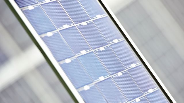 Schräger Blick auf ein Photovoltaikmodul, das deutlich klobiger aussieht als heutige Panele. 