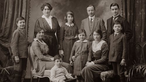 foto antica, foto vecchia, vintage, storica, in fila, seri, ritratto familiare, gruppo, famiglia, bambini, in posa, seduti, fratelli, sorelle, bianco e nero, seppia, fotografo, eleganti, caucasici, emigrazione, 1900, 1800, memoria, ricordo, antenati, albero genealogico, affettivo, nostalgia, origini, antiquario, collezionista, conservazione, valore, tempo che passa, generazioni, album di famiglia, privato, persone morte, parenti, donne, ordinati, foto di gruppo, europei, parentela, prima guerra mondiale, retrò, documento, rimpianto, infanzia