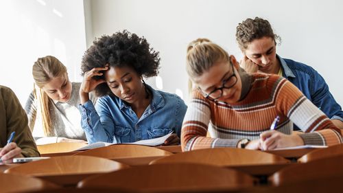 Studierende schreiben eine Prüfung.