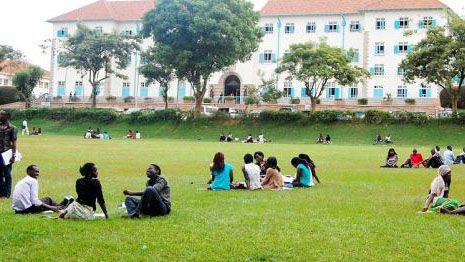 Grüne Wiese auf dem Campus der Makerere University