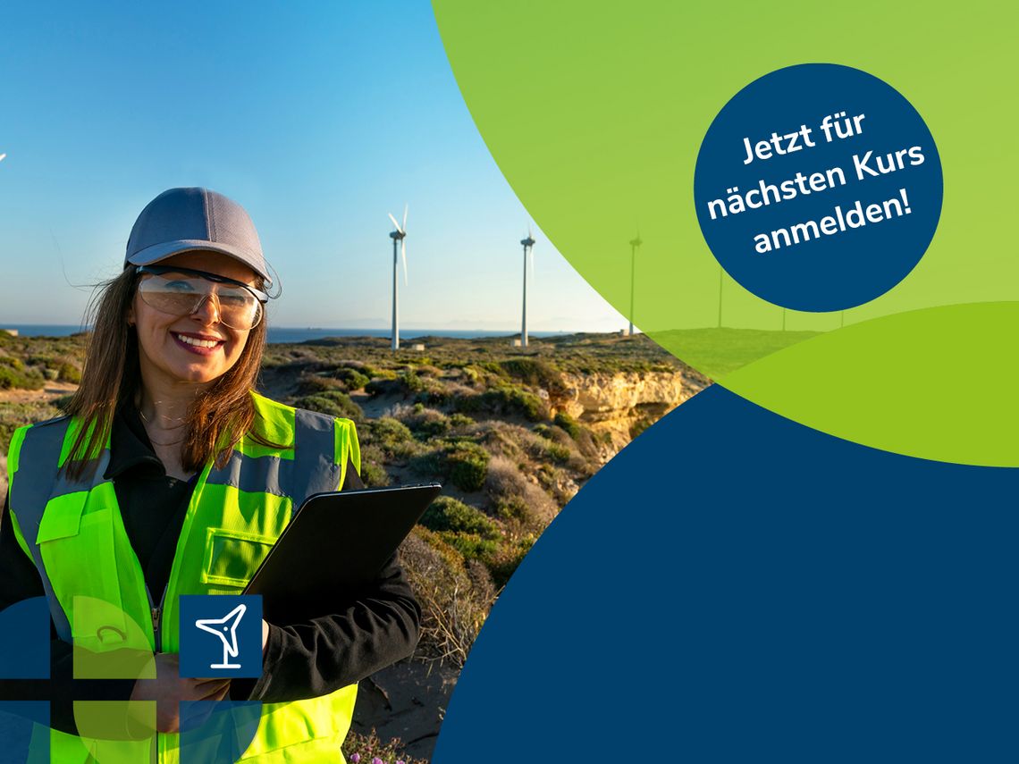 20 Jahre Jubileum Windstudium Eine Frau in Warnweste steht vor mehreren Windrädern und lächelt in die Kamera.