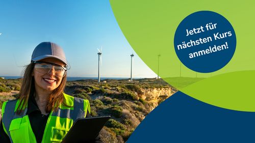 20 Jahre Jubileum Windstudium Eine Frau in Warnweste steht vor mehreren Windrädern und lächelt in die Kamera.