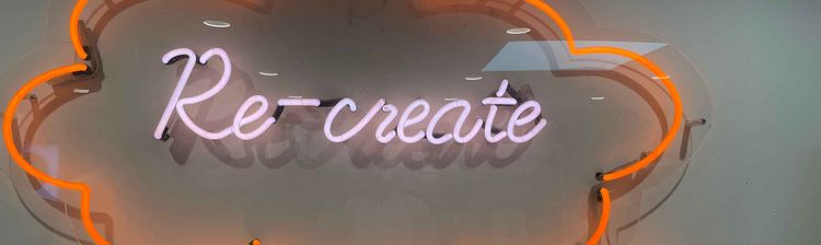 Eine Neon-Installation mit dem Wort "Re-create".