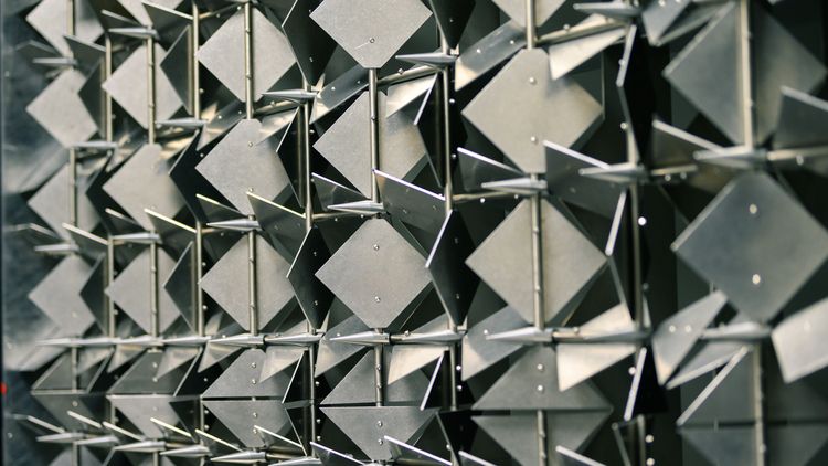Lateral close-up of the metal plates, which are turned in different directions.