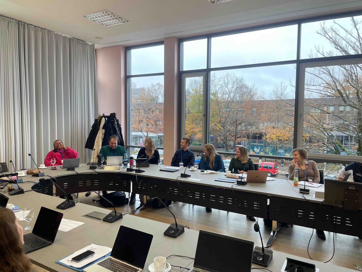 A discussion round at the DAAD Winter School with seven participants.