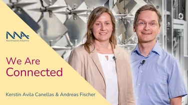 Kerstin Avila Canellas und Andreas Fischer, im Hintergrund eine Messstation mit vielen quadratischen Metall-Klappen