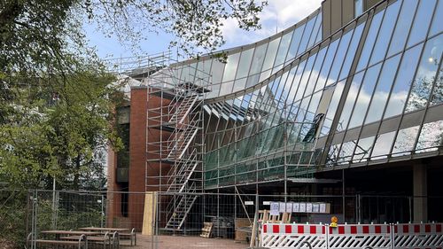 Long shot from the inner courtyard to the ring façade. Some building site fences and scaffolding can be seen.