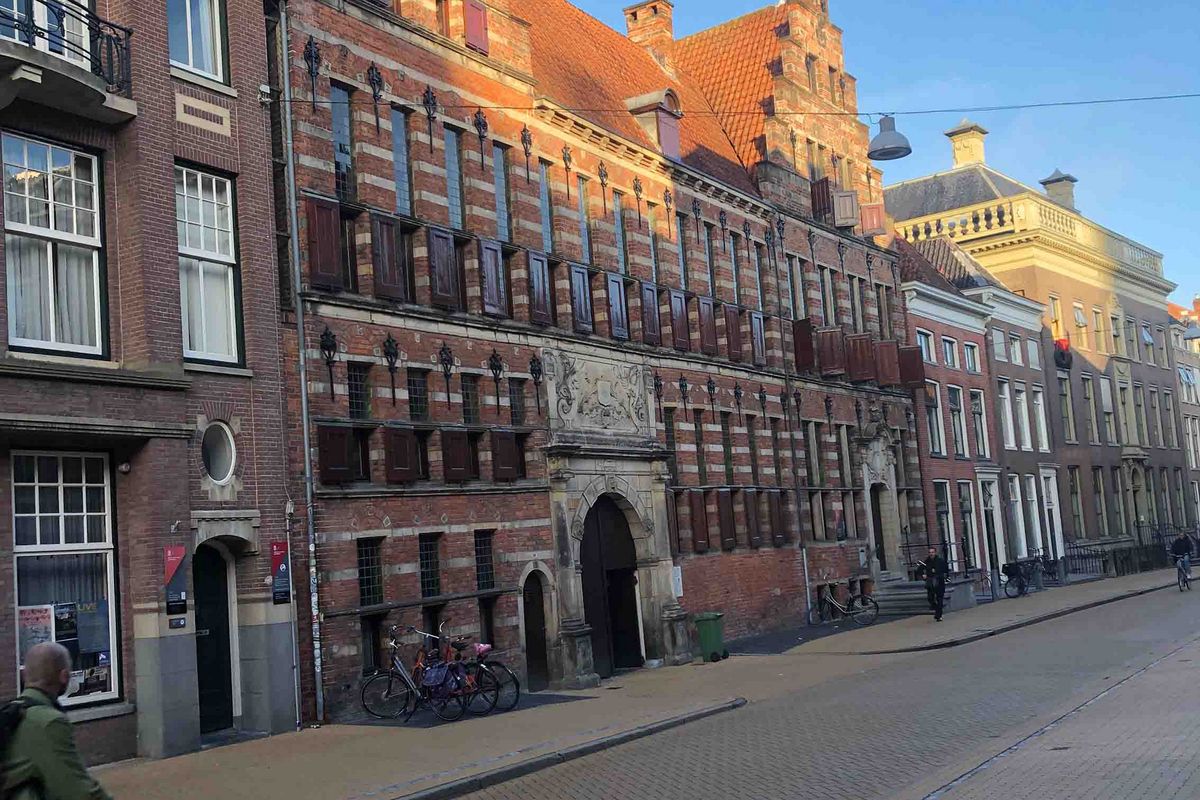 Eine Straßenszene in Groningen mit historischen Gebäuden und Radfahrer.