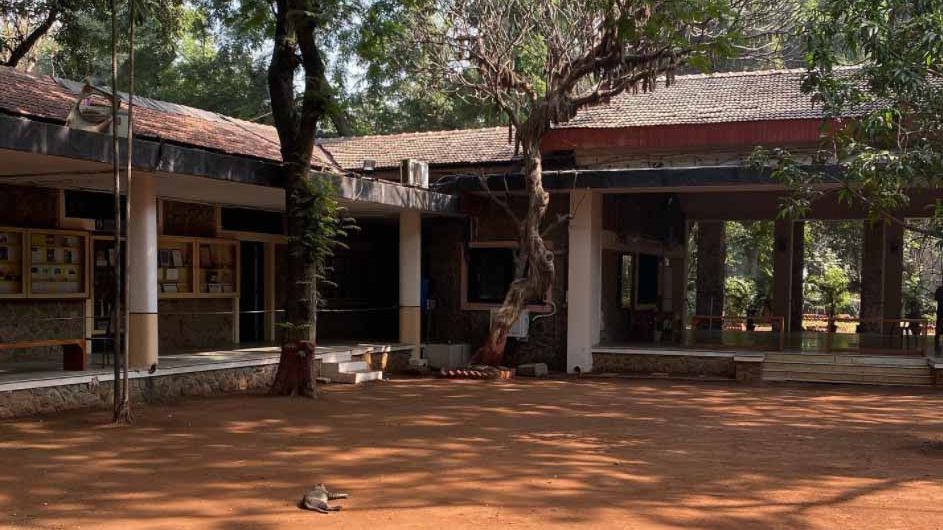 Ein Gebäude auf dem Campus des Tata Institute of Social Sciences mit einem Innenhof und Bäumen.