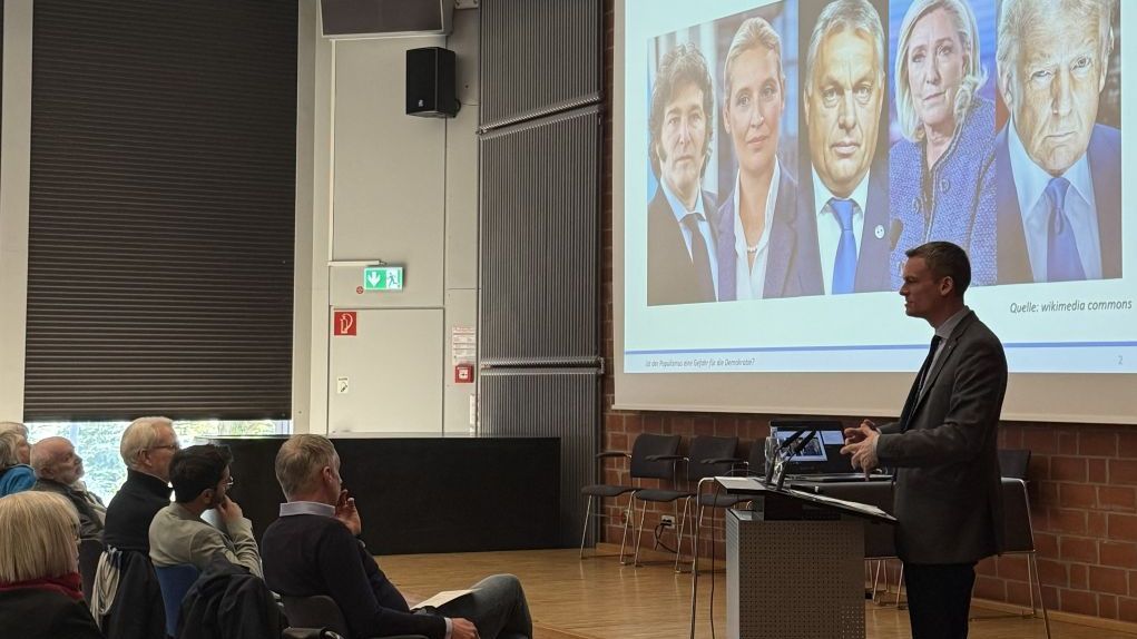 Im Vortrag bei der Eröffnung des Sommersemesters des Gasthörstudiums widmete sich Privatdozent Dr. Philipp Köker der Frage: Ist der Populismus eine Gefahr für die Demokratie?