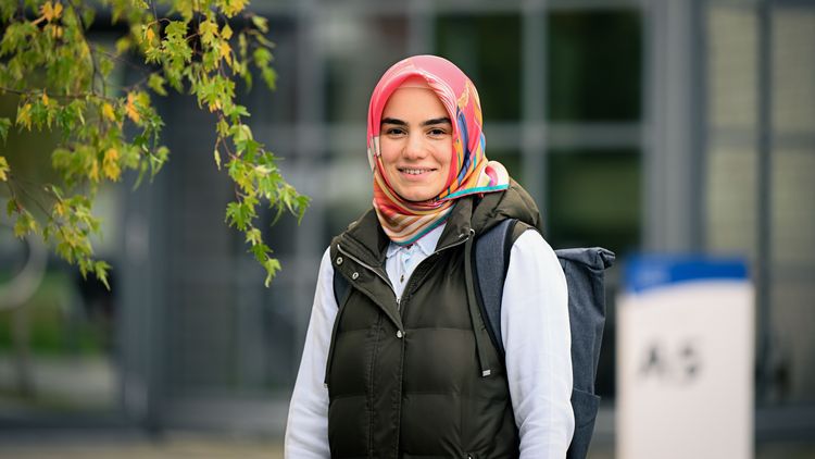 Portrait photo of Esra Yasin, Bachelor student at the University of Oldenburg.