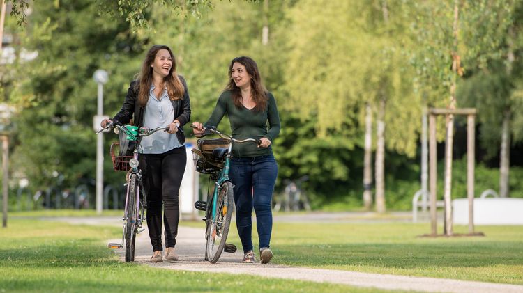 Foto: Studentinnen mit Fahrrad