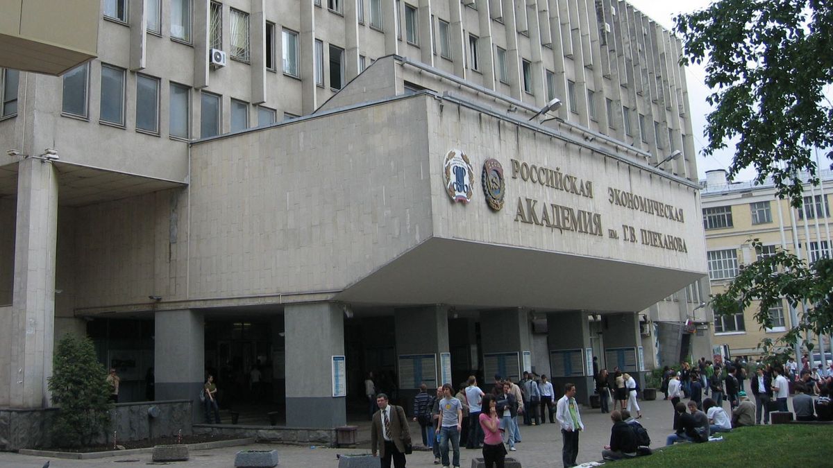 Eingang der Plekhanov University in Moskau