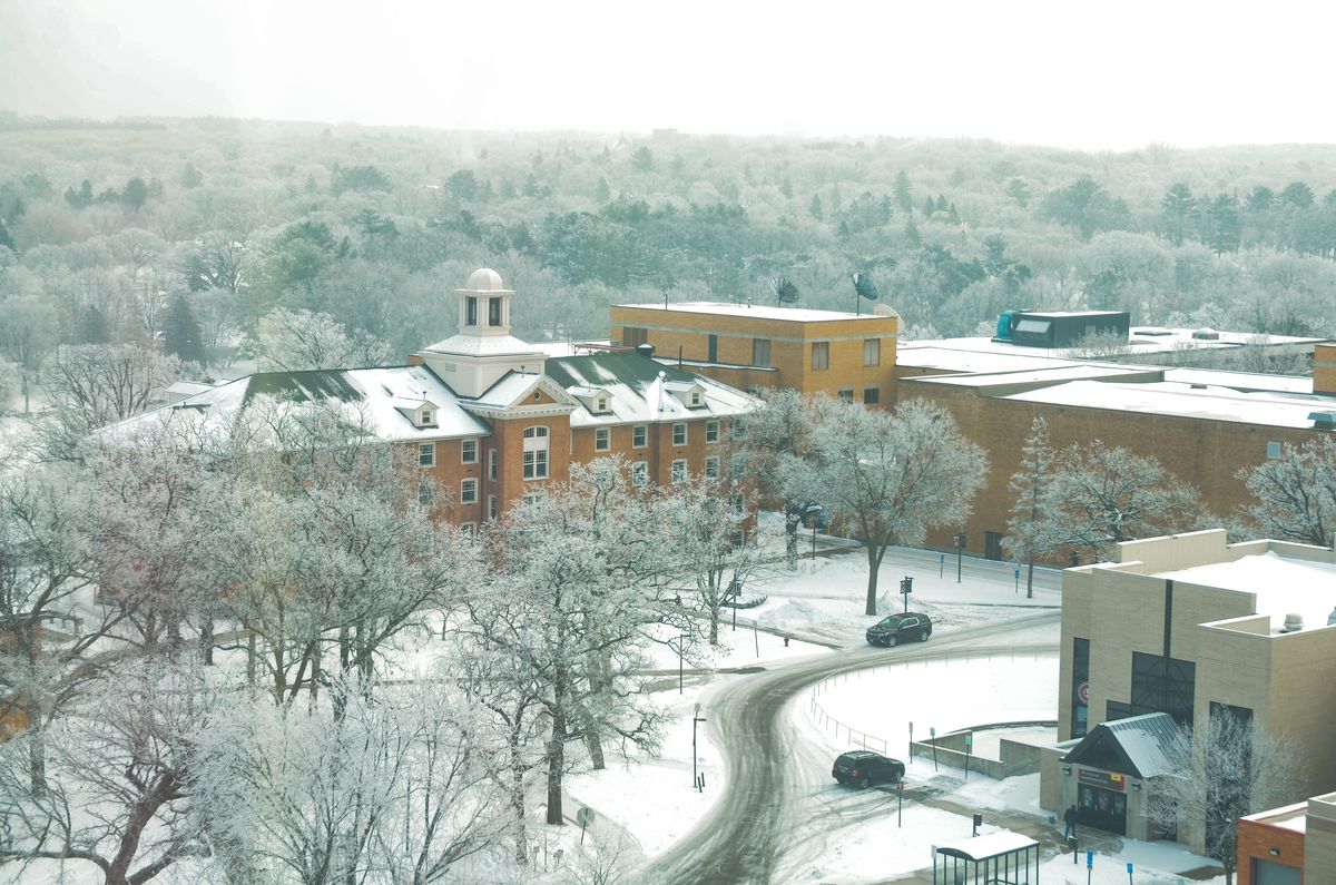 Frost auf den Bäumen und Gebäuden der Lawrence Hall