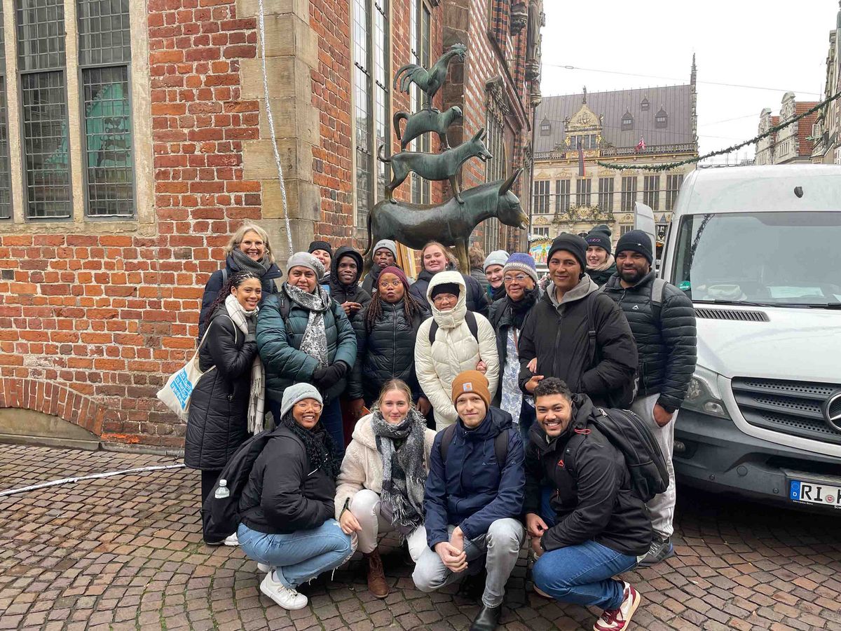 A group of participants at the DAAD Winter School in front of the Bremen Town Musicians.
