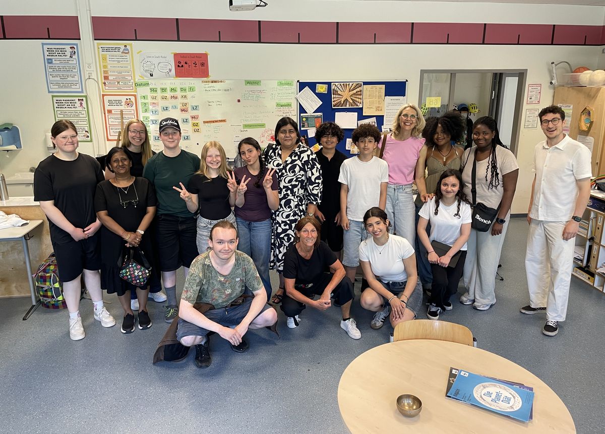 Gruppenbild von TAB und Schüler*innen an der IGS Flötenteich